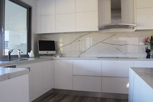 Minimalist look, white gloss cabinets no handles